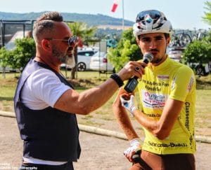 speaker sportif-cyclisme-maillot jaune-vainqueur